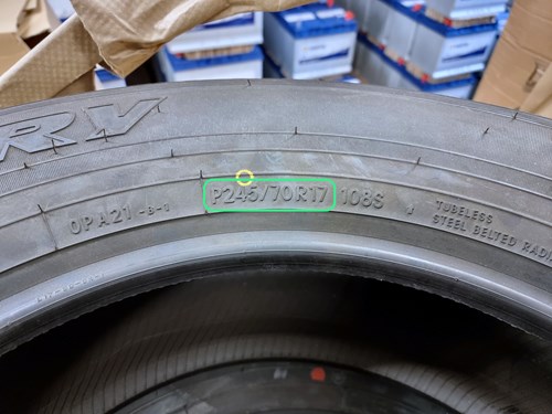Eksempel på dæk nr. du kan finde på dit dæk: "P245/70R17"